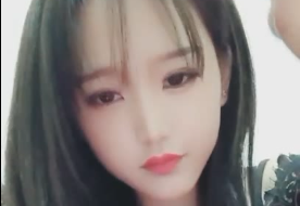 火热聊骚中，衣物渐褪诱惑无限